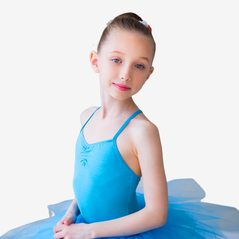 Niña adolescente de 11 años con tutú azul practicando ballet en Factory Ballet, Madrid