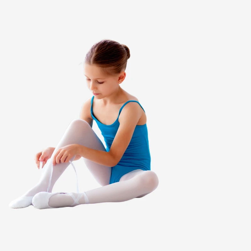 Niña atándose las zapatillas de ballet antes de su clase en Factory Ballet, Madrid