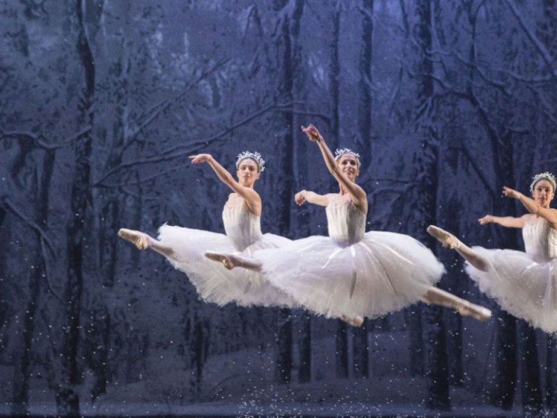 Compañía de ballet clásico con actuación del Cascanueces